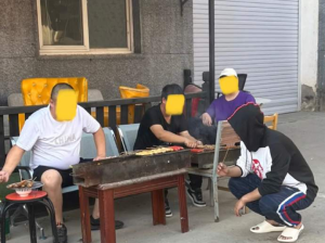 不要在烧烤摊附近遛狗，哈哈哈哈拉不住呀